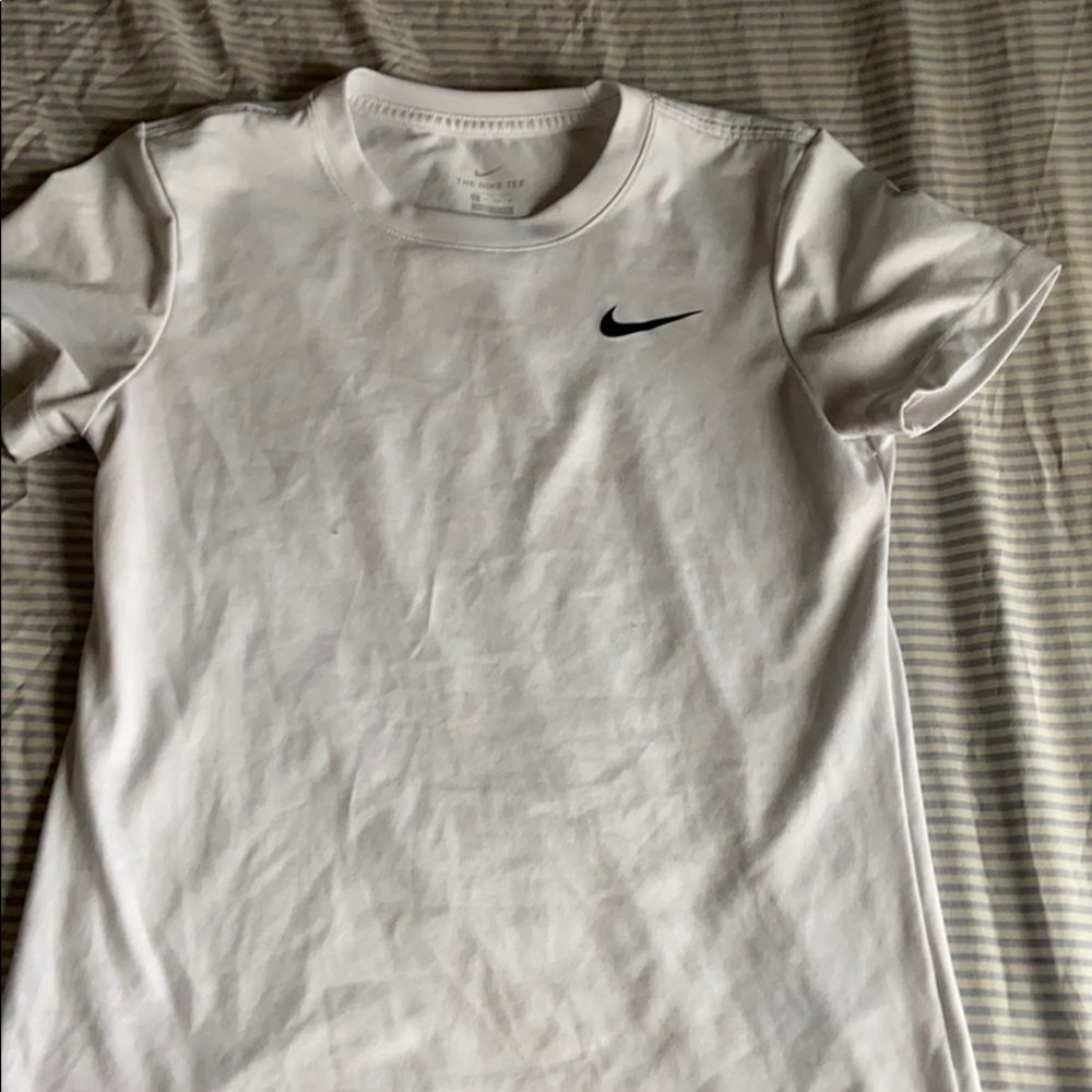 White nike tee